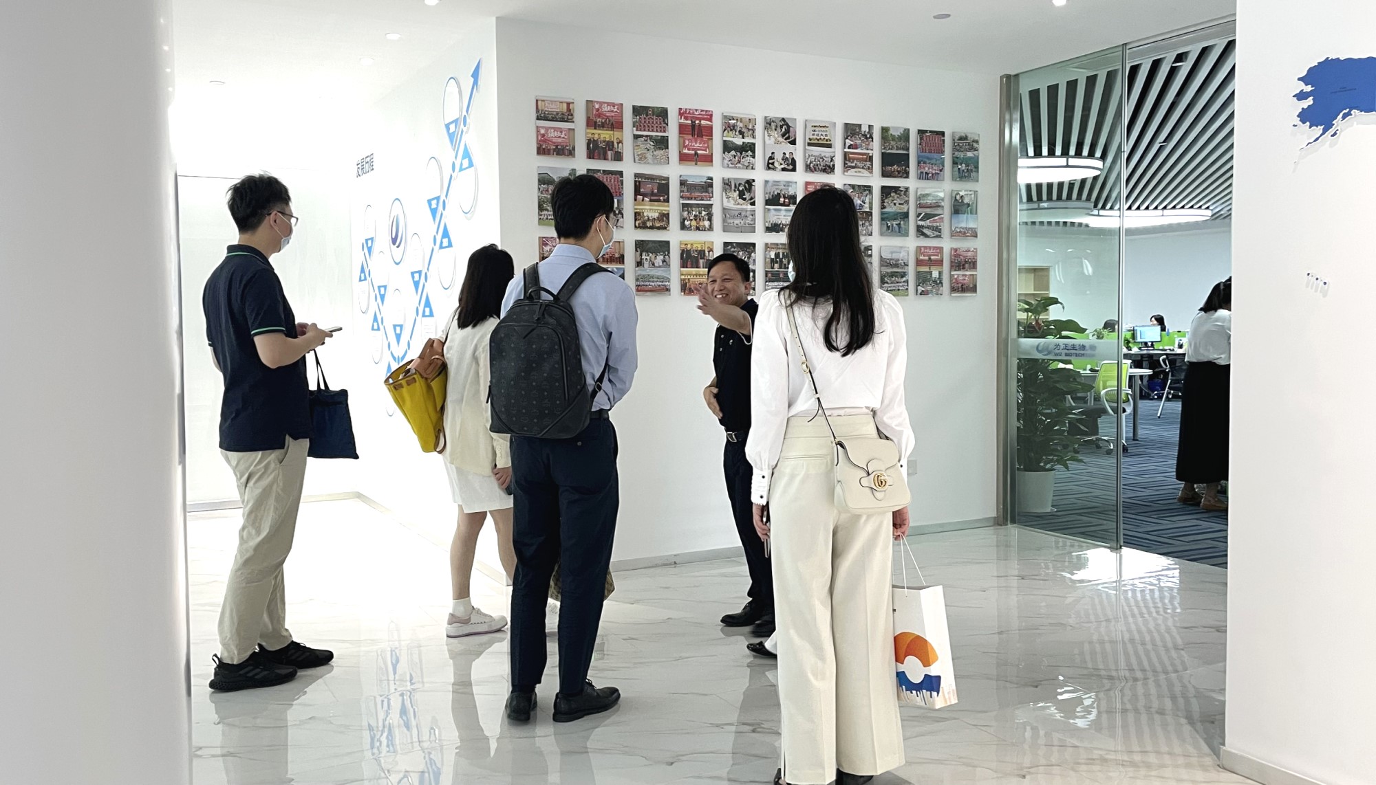 深圳市商务局和罗湖区投资推广署领导莅临我司交流 (3).jpg 深圳市商务局和罗湖区投资推广署领导莅临我司交流 (3).jpg